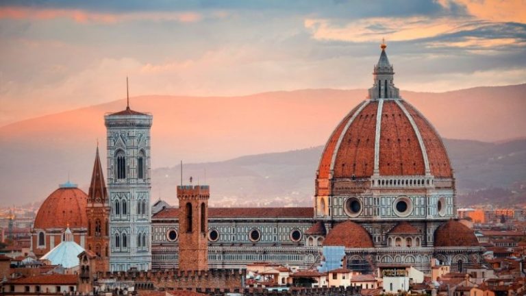 Firenze la capitale del lusso di cui può vantare del Duomo di Firenze al tramonto con la Cupola del Brunelleschi e il Campanile di Giotto